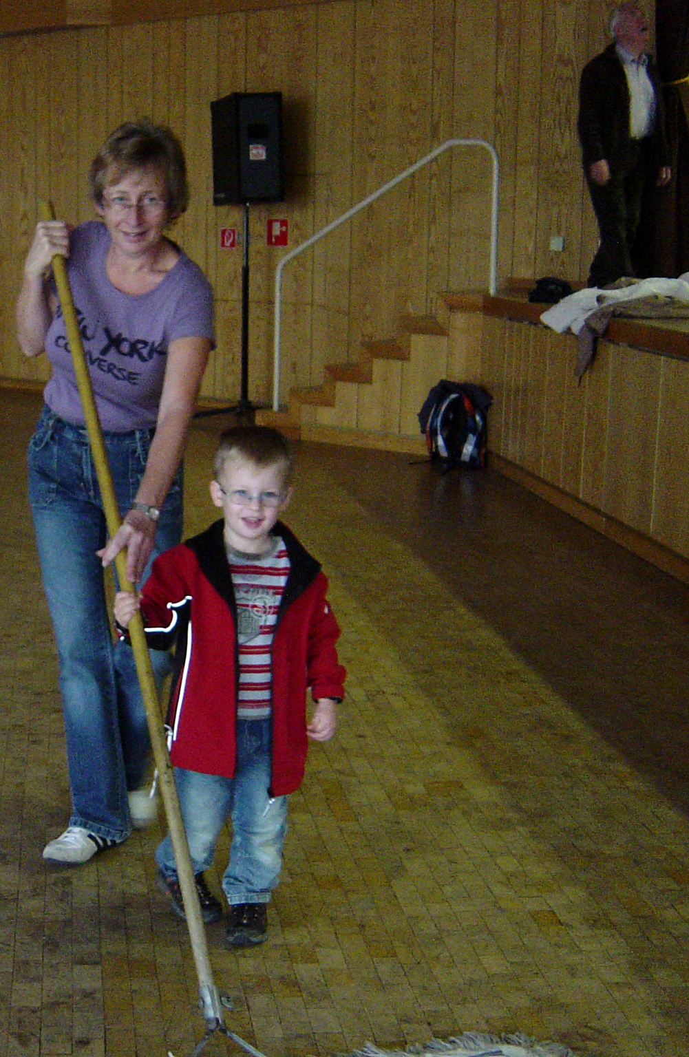 Auch Linus hilft schon kräftig mit