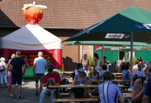 Kinzigtal Total 09 - Erdbeer- Hüpfburg für die Kleinen